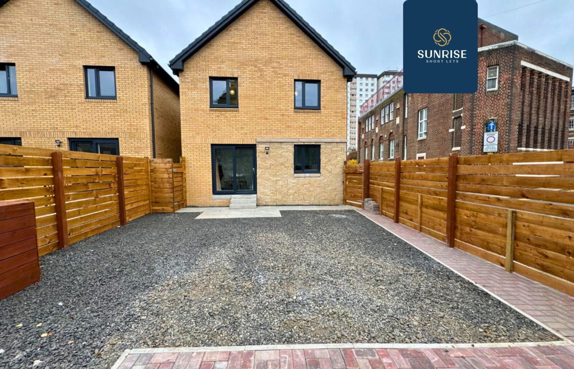 L2 - Stunning 4 Bed House With 6 Beds And 3 Bathrooms, Tvs In Each Room, Free Parking, Fully Equipped, Local Amenities, Easy Ring Road Access, Special Rates Ask Sunrise Short Lets Dundee Eksteriør bilde