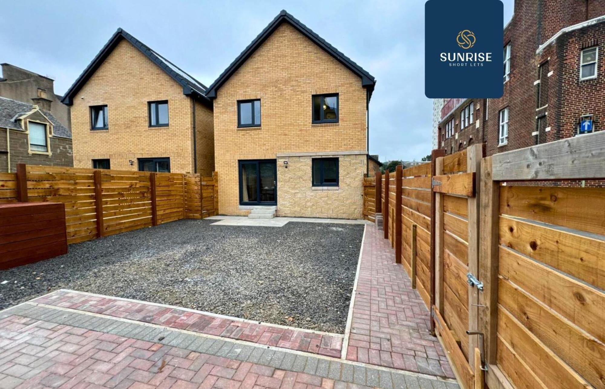 L2 - Stunning 4 Bed House With 6 Beds And 3 Bathrooms, Tvs In Each Room, Free Parking, Fully Equipped, Local Amenities, Easy Ring Road Access, Special Rates Ask Sunrise Short Lets Dundee Eksteriør bilde